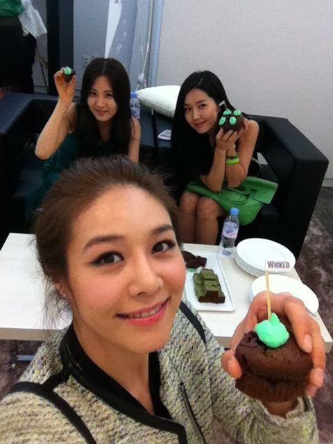 [PIC][31-05-2012]SeoHyun xuất hiện tại vở nhạc kịch "Wicked" cùng Ock Joohyun & Lee Jin Tumblr_m4w8i9oIdL1rs68xto1_500