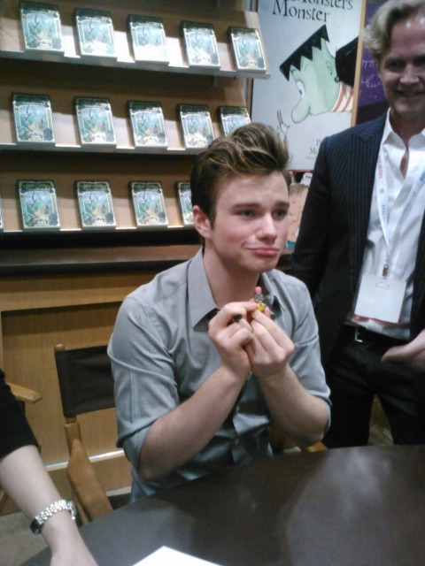 Chris Colfer firma de autografos "The Land of Stories" New York Tumblr_m57iwtEItA1qcant6o1_500