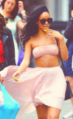 Rihanna <3 Tumblr_m5j5hb8PkG1rsqzqxo3_250