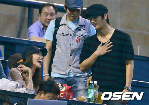 [PIC][15-06-2012]YoonA đến xem trận đấu bóng chày giữa Doosan Bears & Samsung Lions vào chiều nay Tumblr_m5noezOND41qbug69o1_500
