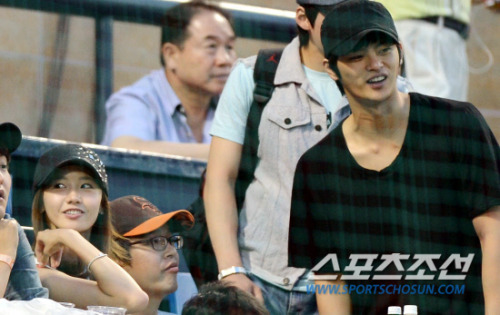 [PIC][15-06-2012]YoonA đến xem trận đấu bóng chày giữa Doosan Bears & Samsung Lions vào chiều nay Tumblr_m5noezOND41qbug69o2_500