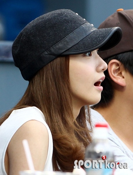 [PIC][15-06-2012]YoonA đến xem trận đấu bóng chày giữa Doosan Bears & Samsung Lions vào chiều nay Tumblr_m5nonjUG8U1rx2vo8o1_500