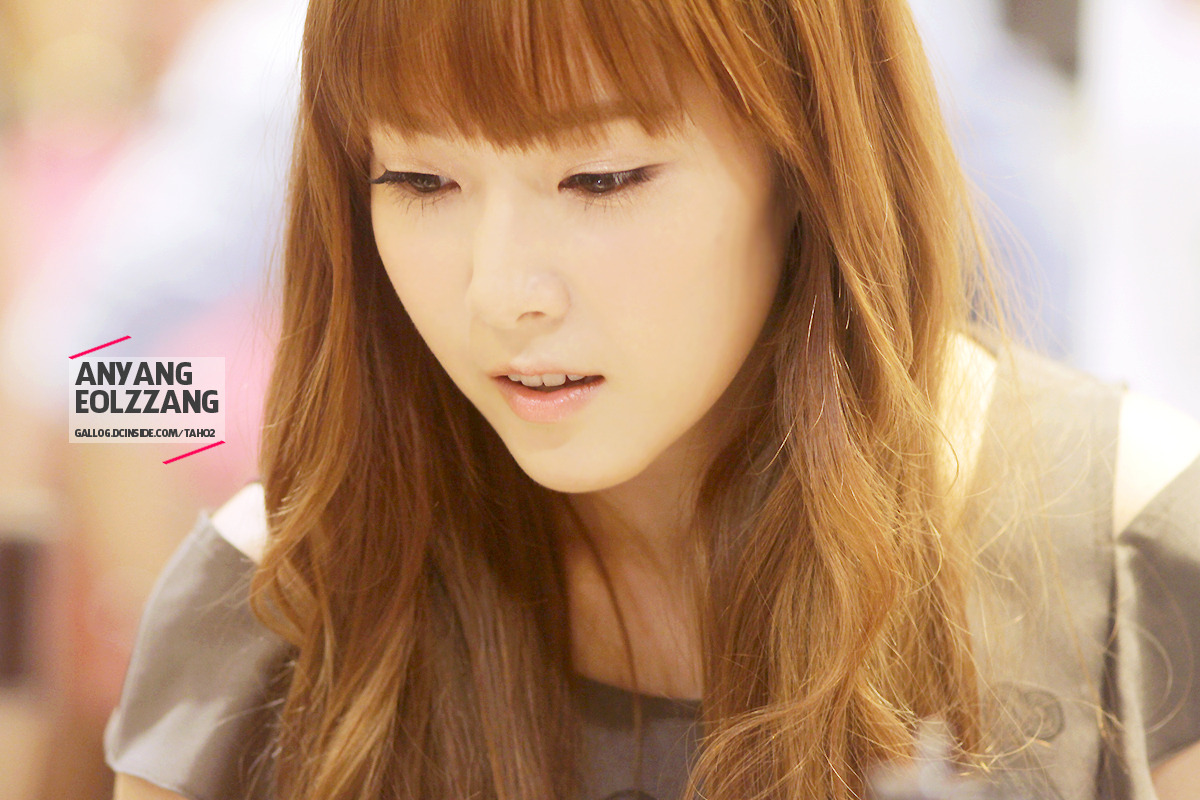 [PIC][15-06-2012]Jessica ghé thăm cửa hàng "COMING STEP" tại Gangnam vào trưa nay - Page 3 Tumblr_m5o7gmipL11qitdj1o2_1280