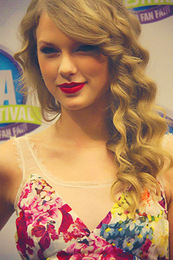 Taylor Swift Tumblr_m5pcvgVhOl1r7ol4qo1_250