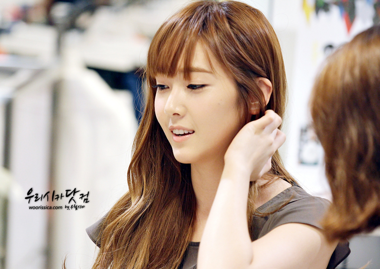 [PIC][15-06-2012]Jessica ghé thăm cửa hàng "COMING STEP" tại Gangnam vào trưa nay - Page 5 Tumblr_m5rscvsnWS1qitdj1o6_1280