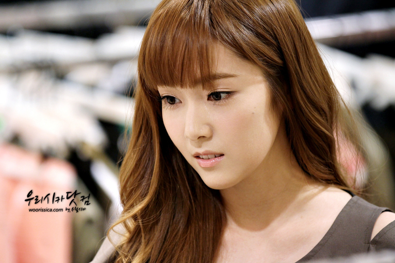 [PIC][15-06-2012]Jessica ghé thăm cửa hàng "COMING STEP" tại Gangnam vào trưa nay - Page 5 Tumblr_m5rsp1JVX31qitdj1o2_1280