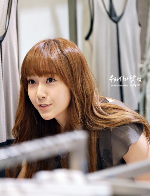 [PIC][15-06-2012]Jessica ghé thăm cửa hàng "COMING STEP" tại Gangnam vào trưa nay - Page 5 Tumblr_m5rtcqL0zI1qitdj1o1_500