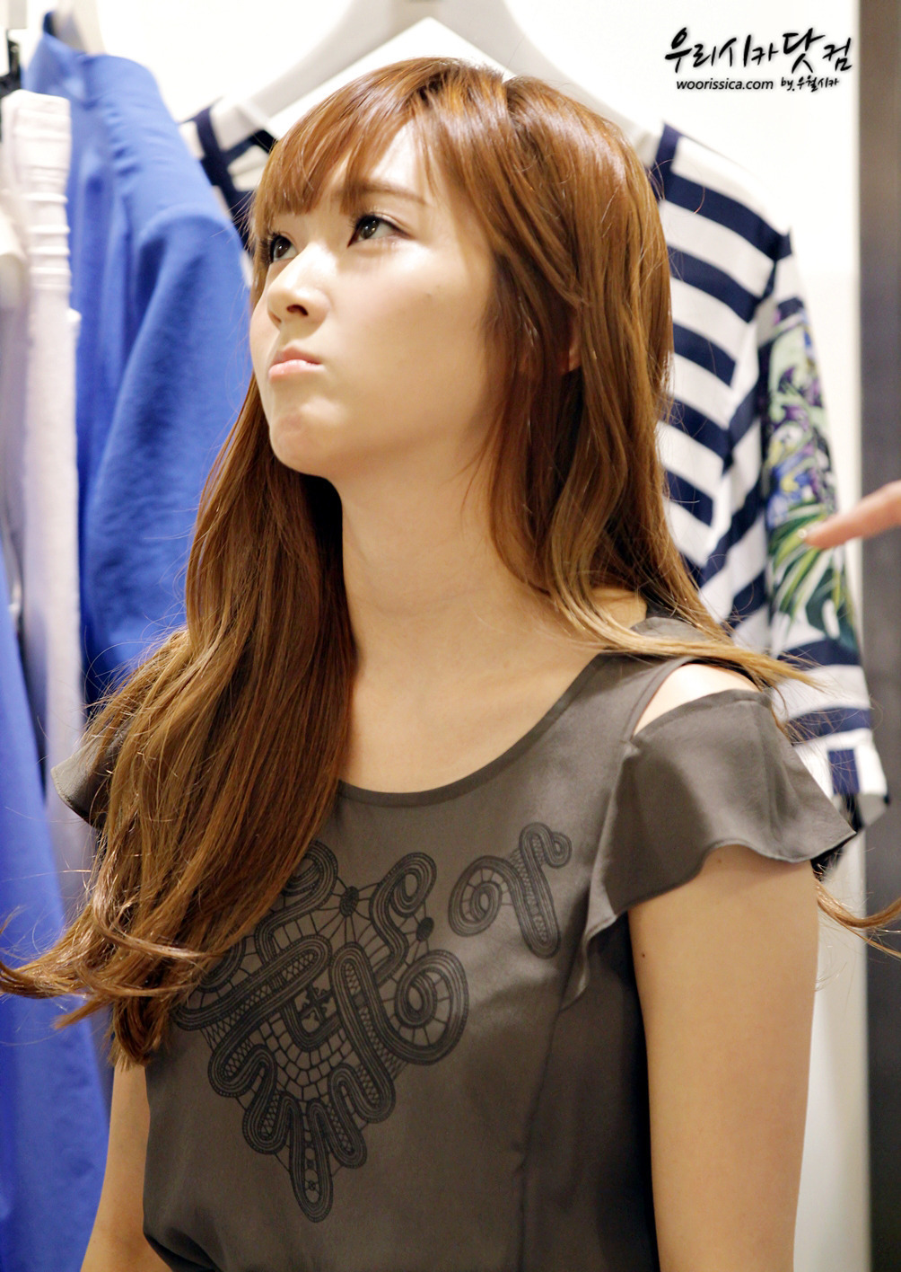 [PIC][15-06-2012]Jessica ghé thăm cửa hàng "COMING STEP" tại Gangnam vào trưa nay - Page 5 Tumblr_m5rthpTI701qitdj1o2_1280