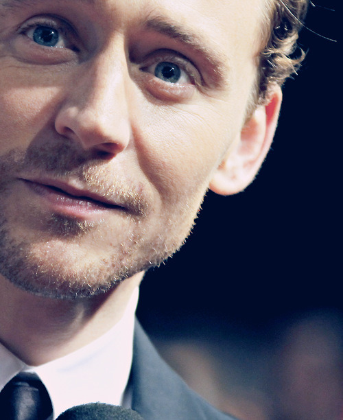 Kedvenc képeink Tom Hiddlestonról No. 1. - Page 12 Tumblr_m5vq9hIkEO1rxk42ko1_500