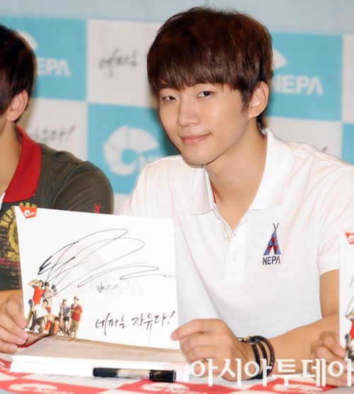 [29.06.12] [PICS] Nepa Fansign Tumblr_m6d5saTjWR1qb85sco1_500