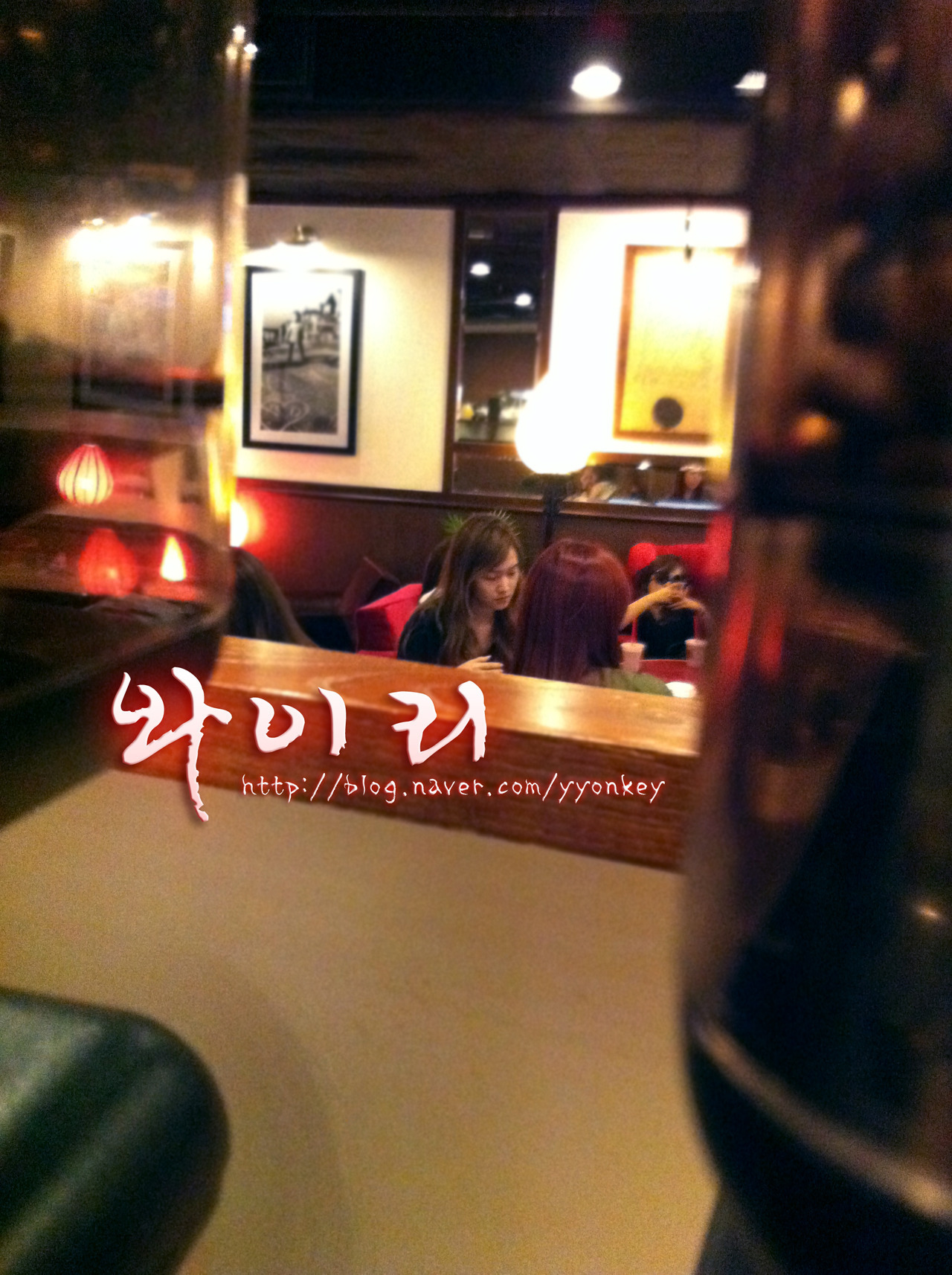 (صور) احدى المعجبين يلتقط صور لSNSD وهن في مقهى في مطار هونغ كونغ ..!!  Tumblr_m6hpjhOQjo1qbalato1_1280