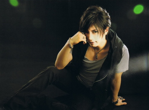 39 ans et un physique d'enfer...c'est l'anniversaire de Gackt les amies :p Tumblr_m6ltoortUb1qmu5a9o3_500