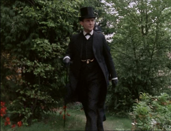 Jeremy Brett KÉPEK, FOTÓK - Page 7 Tumblr_m6x0ysUSNm1rphkw0o4_250