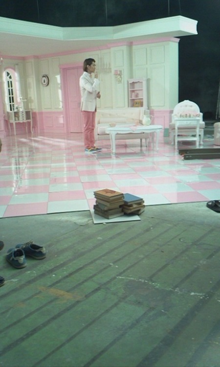 [IMG/130712] Minho grabando CF de Etude @ Etude Filming Set Tumblr_m76q088R4h1qff7woo1_500