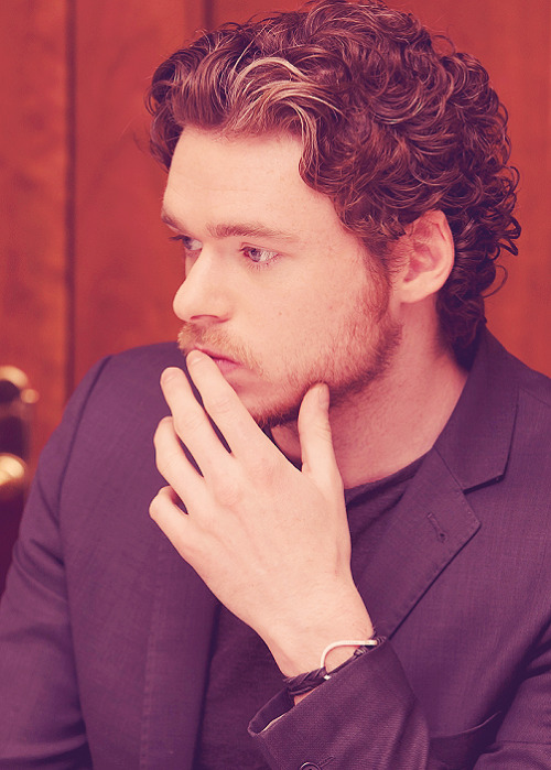 Richard Madden - Robb Stark - Page 2 Tumblr_m7e2xkYnB11rnl0wbo1_500