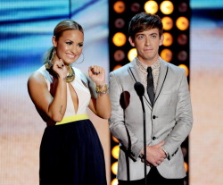 Chicos del Cast en los TCA 2012 Tumblr_m7lc6sWEen1razy4mo4_250