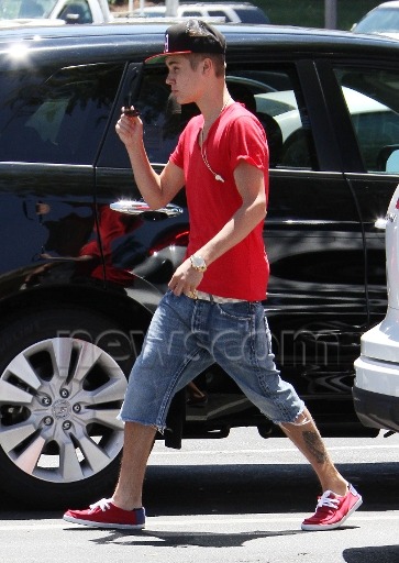 Justin Bieber quittant un restaurant Mexicain. 28.07.12 Tumblr_m7wa86q7Al1rq31q9o9_400