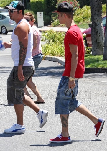 Justin Bieber quittant un restaurant Mexicain. 28.07.12 Tumblr_m7waa5kH6J1rq31q9o3_400