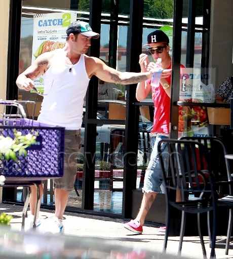 Justin Bieber quittant un restaurant Mexicain. 28.07.12 Tumblr_m7waa5kH6J1rq31q9o6_500