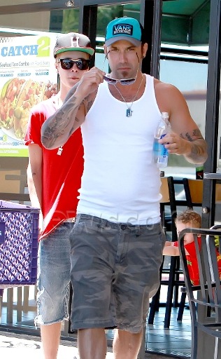 Justin Bieber quittant un restaurant Mexicain. 28.07.12 Tumblr_m7waa5kH6J1rq31q9o8_400