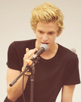 Cody Simpson. - Page 39 Tumblr_m872neN3EK1qkblqao1_250