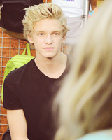 Cody Simpson. - Page 39 Tumblr_m872neN3EK1qkblqao4_250