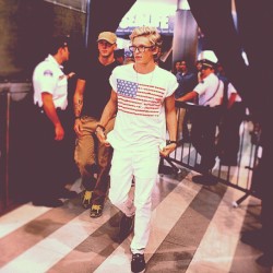 Cody Simpson. - Page 30 Tumblr_m88q1f6EdY1rp6v7go1_250