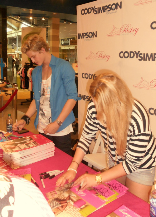 Cody Simpson Tumblr_m89fl82omZ1qe2oyro1_500