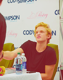 Cody Simpson. - Page 18 Tumblr_m8bcyuprkP1qg77bzo4_250