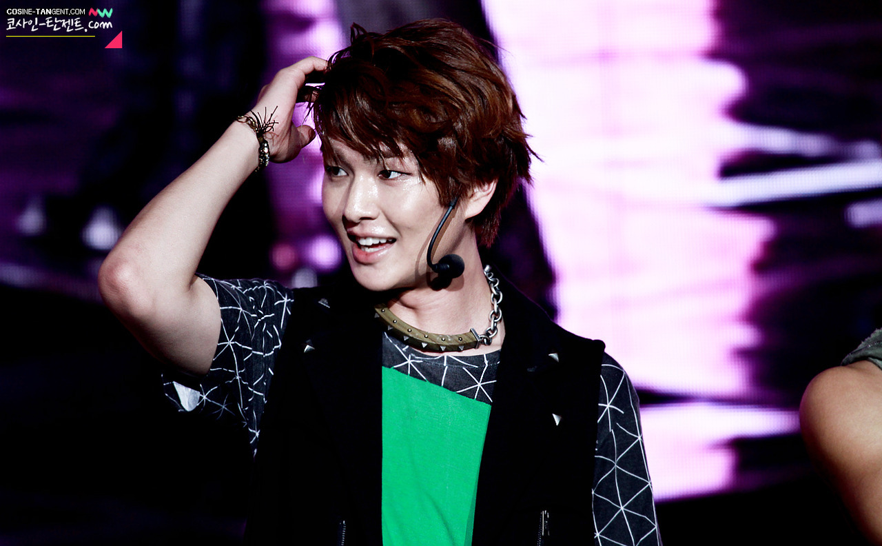 120808 Onew @ Etude Pink Play Concert Tumblr_m8hahrov1G1r8fs1io1_1280