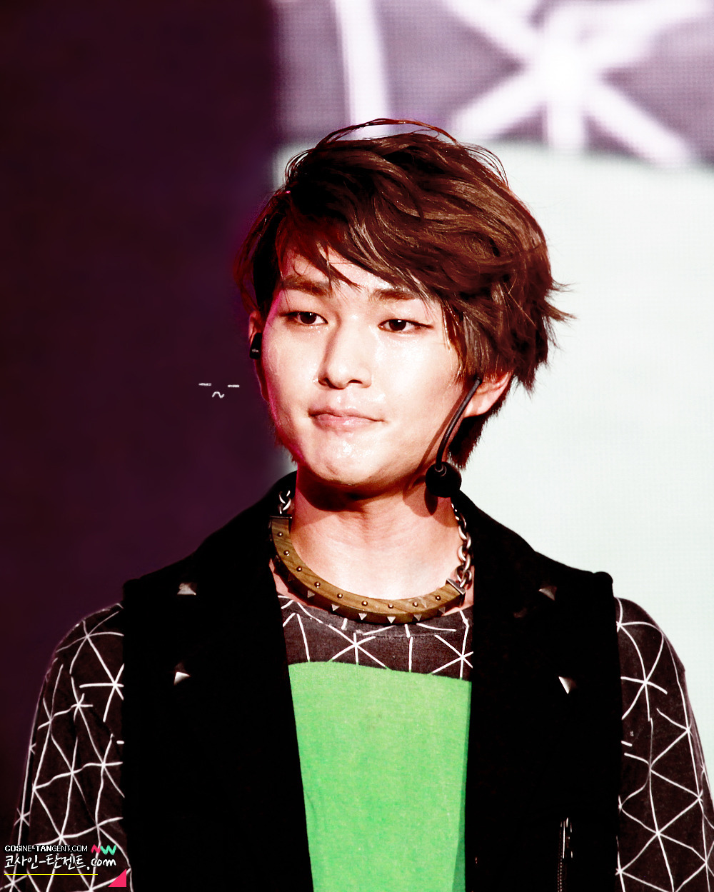 120808 Onew @ Etude Pink Play Concert Tumblr_m8hakaVI481r8fs1io1_1280