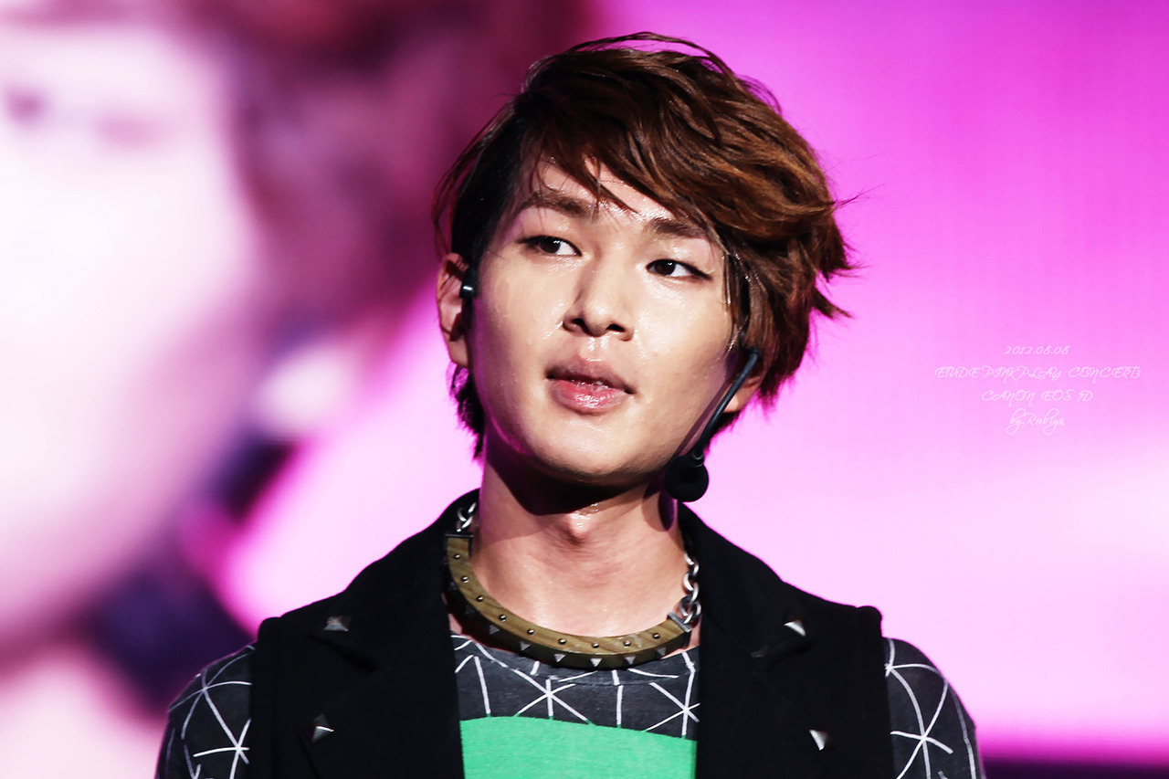 120808 Onew @ Etude Pink Play Concert Tumblr_m8hdp677Xz1r8fs1io1_1280