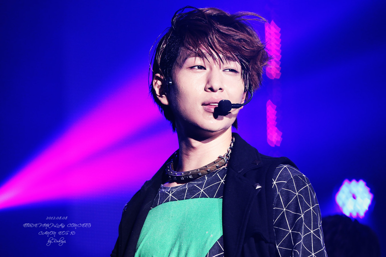 120808 Onew @ Etude Pink Play Concert Tumblr_m8hds98KUc1r8fs1io1_1280