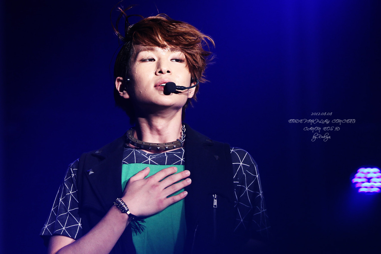 120808 Onew @ Etude Pink Play Concert Tumblr_m8hdtm67xe1r8fs1io1_1280