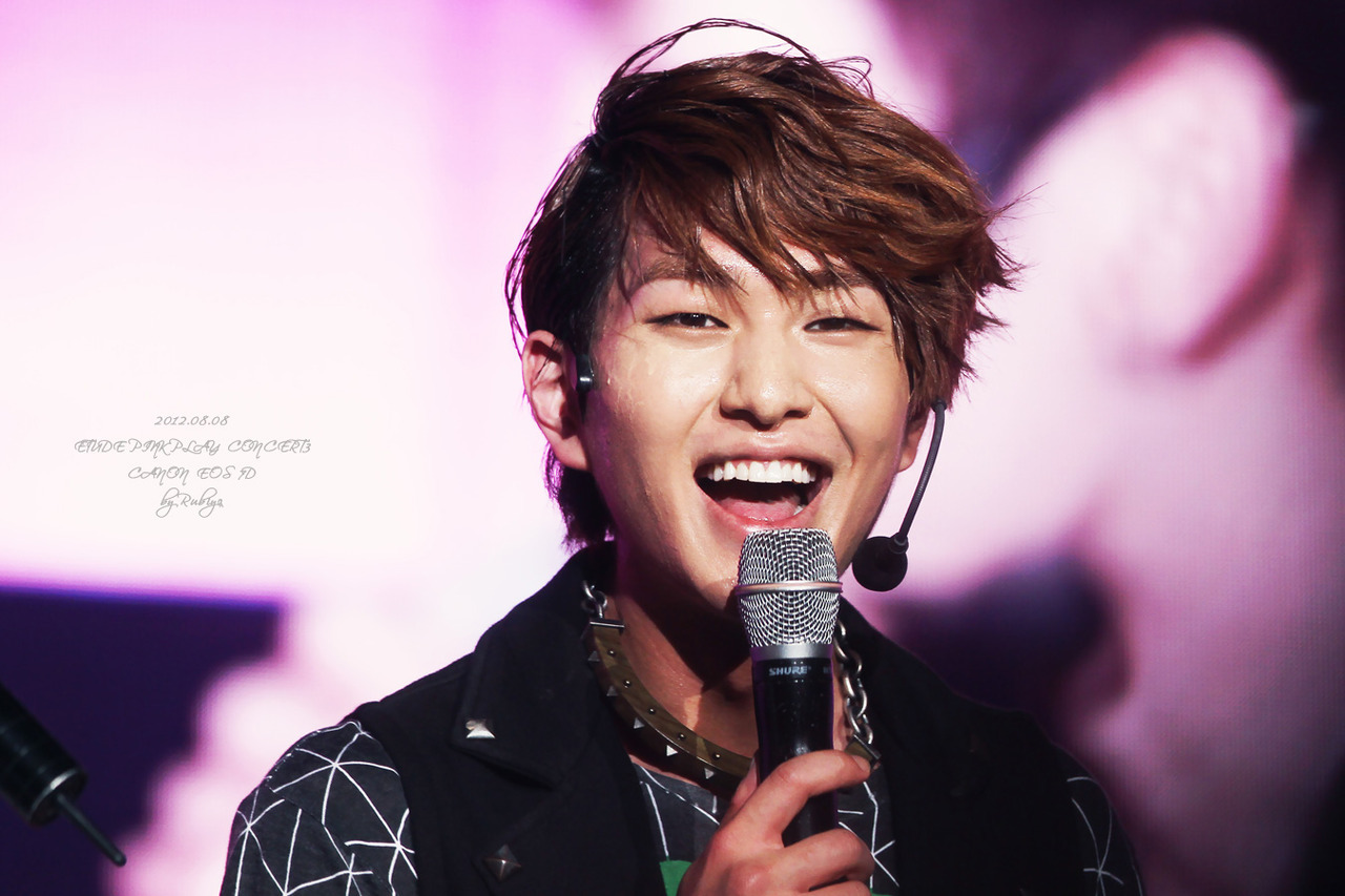 120808 Onew @ Etude Pink Play Concert Tumblr_m8hdux8SWj1r8fs1io1_1280