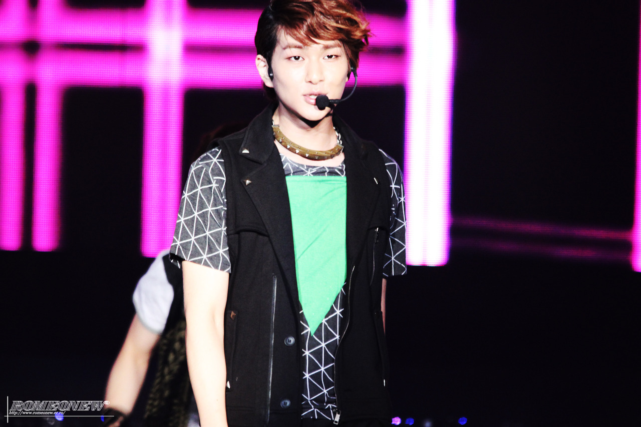 120808 Onew @ Etude Pink Play Concert Tumblr_m8ho2shV2f1r8fs1io1_1280