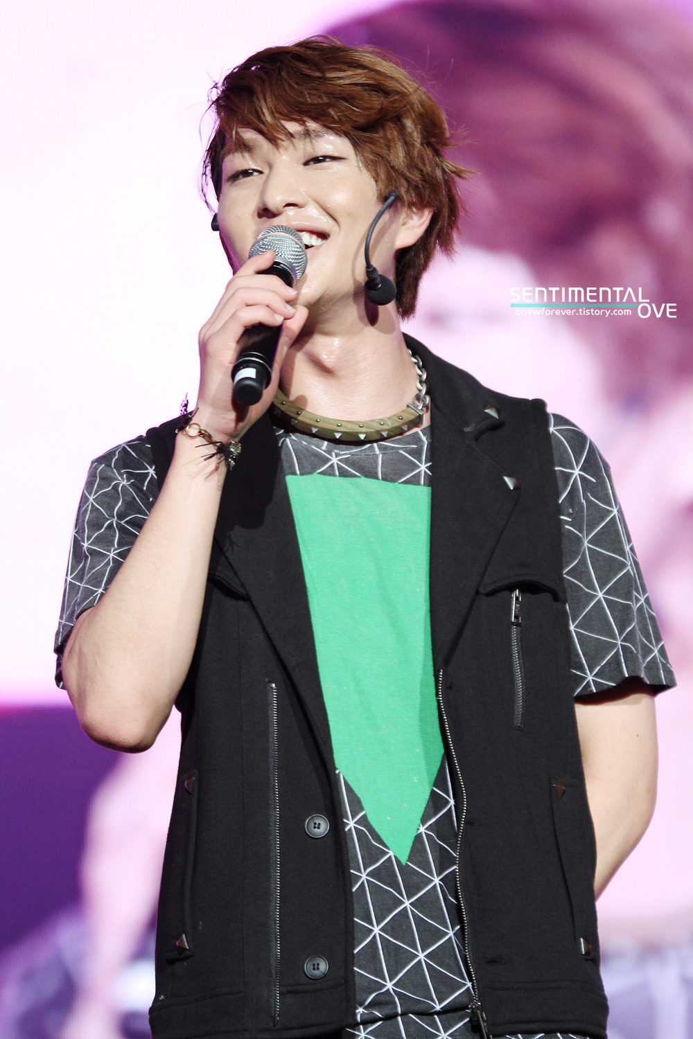 120808 Onew @ Etude Pink Play Concert Tumblr_m8hp3jJzQp1r8fs1io1_1280