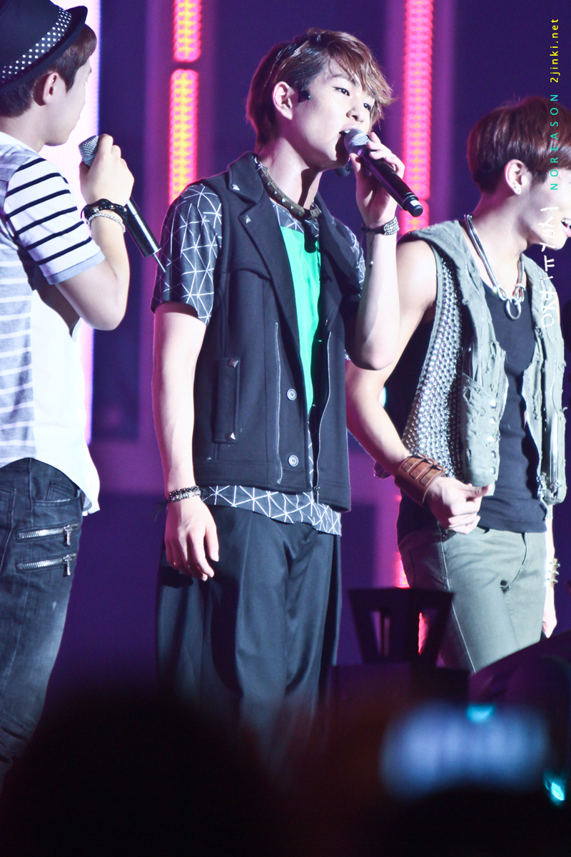 120808 Onew @ Etude Pink Play Concert Tumblr_m8ht7s6Tam1r8fs1io1_1280