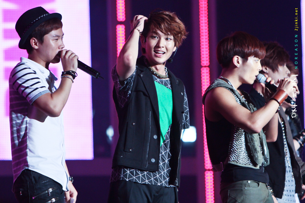 120808 Onew @ Etude Pink Play Concert Tumblr_m8ht8pLedc1r8fs1io1_1280