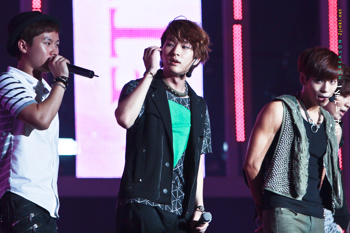 120808 Onew @ Etude Pink Play Concert Tumblr_m8ht9eFqXU1r8fs1io1_1280