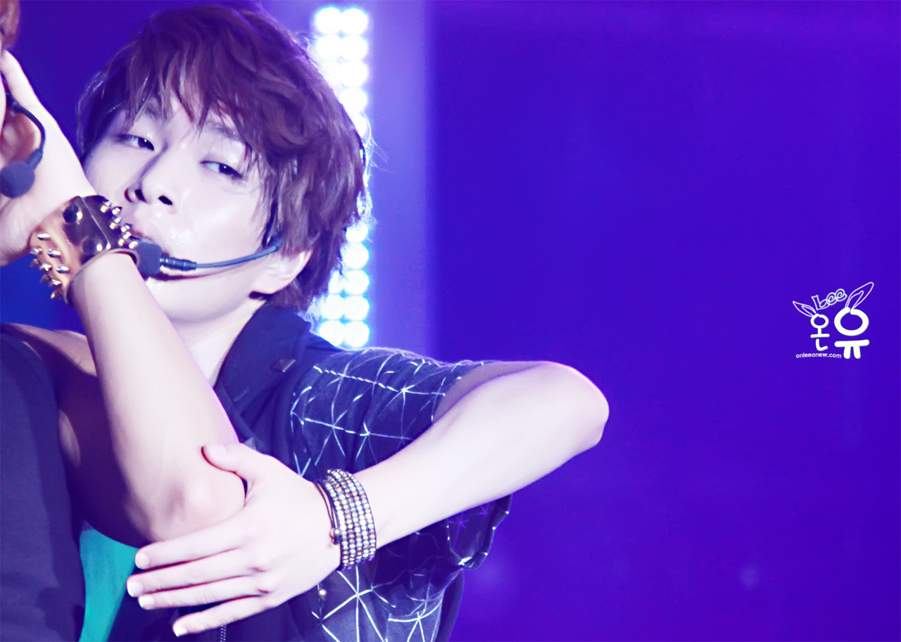 120808 Onew @ Etude Pink Play Concert Tumblr_m8huh6DpTg1r8fs1io1_1280