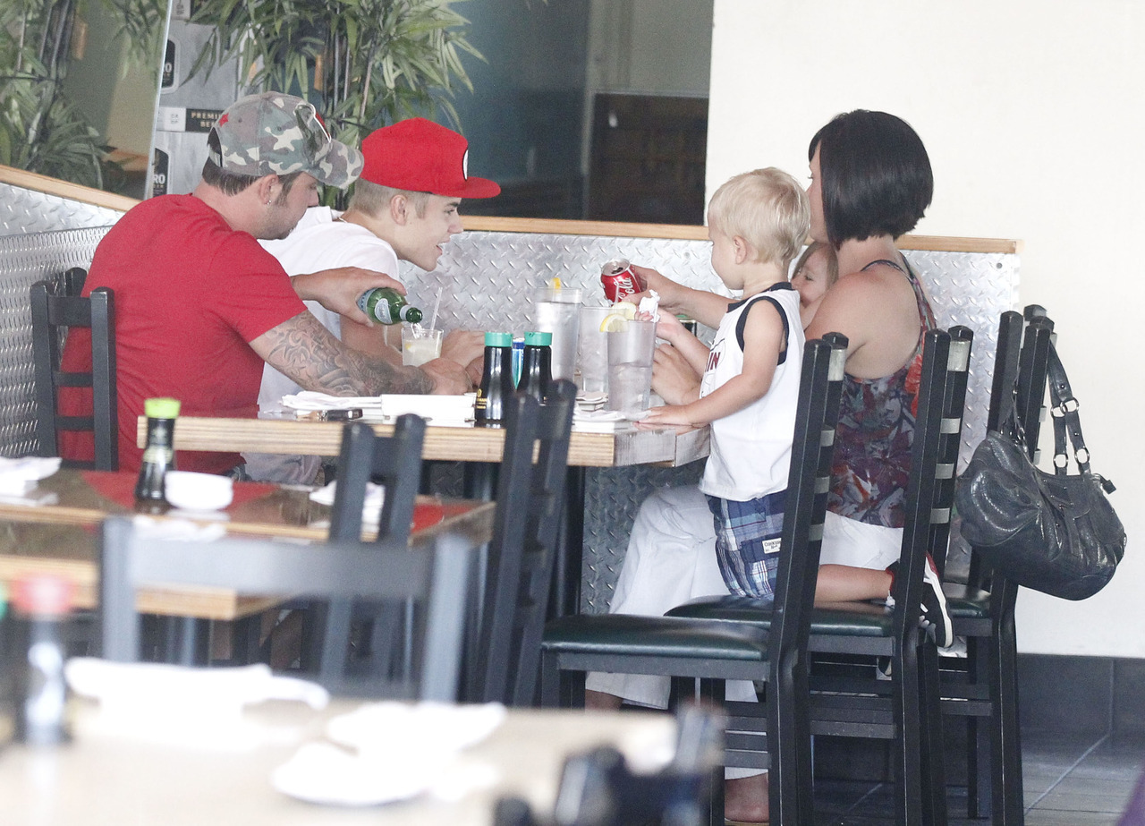 Justin, Jeremy, Erin, Jazzy et Jaxon de sortie au restaurant à Studio City. 11.08.2012 Tumblr_m8m7m2Vkys1rq31q9o4_1280