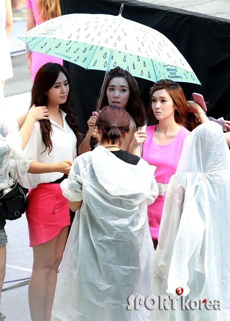 [PICS][18/08/2012]SNSD@ SMTOWN III in Seoul Tumblr_m8y2tqbrJ11rdsofko1_500