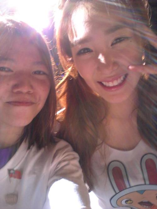 [PIC][19.08.12] Selca của Fany với một Sone may mắn  Tumblr_m8zhheBbQI1qiknqko1_500