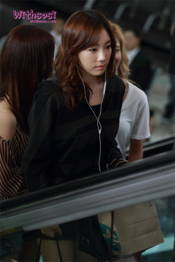 [PICS][25/08/2012]SNSD @ Gimpo Airport heading YEOSU to attend “The 14th Korea-China Music Festival” Yeosu Expo  Tumblr_m9azhmmQGt1qbug69o4_250