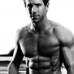 Ryan Reynolds - Page 2 Tumblr_m9qtr6QVZq1qhxymno4_250