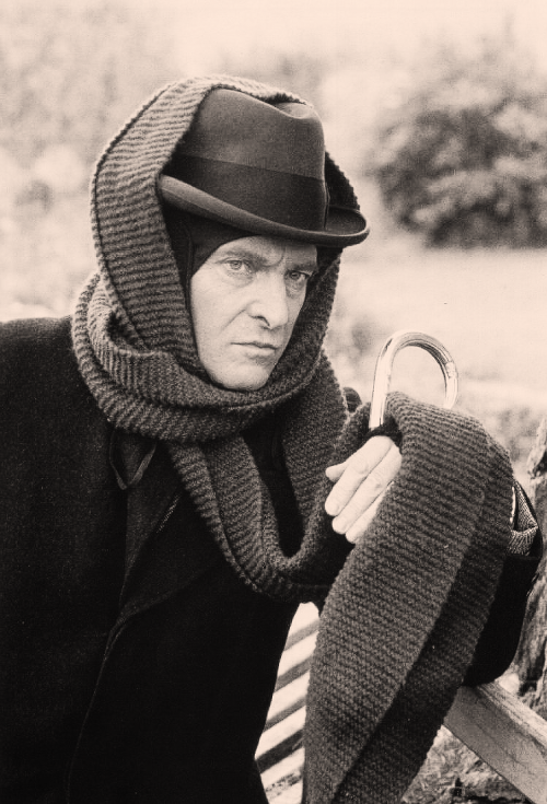 Jeremy Brett KÉPEK, FOTÓK - Page 2 Tumblr_m9sp9avMn31r8dzfco1_500