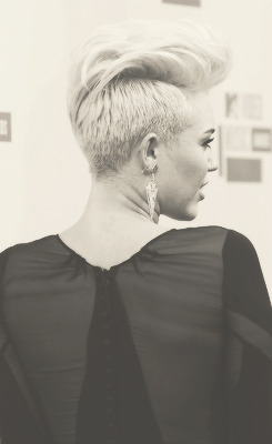 Miley Cyrus Tumblr_m9yd1ffHtJ1qa1zjno1_250