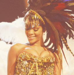 Rihanna Tumblr_manrsaija01rc8cobo1_250