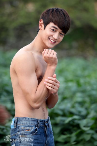 120920 Minho @ Filmando "For You In Full Blossom" Tumblr_maotbcmlsC1qdtvhxo1_400